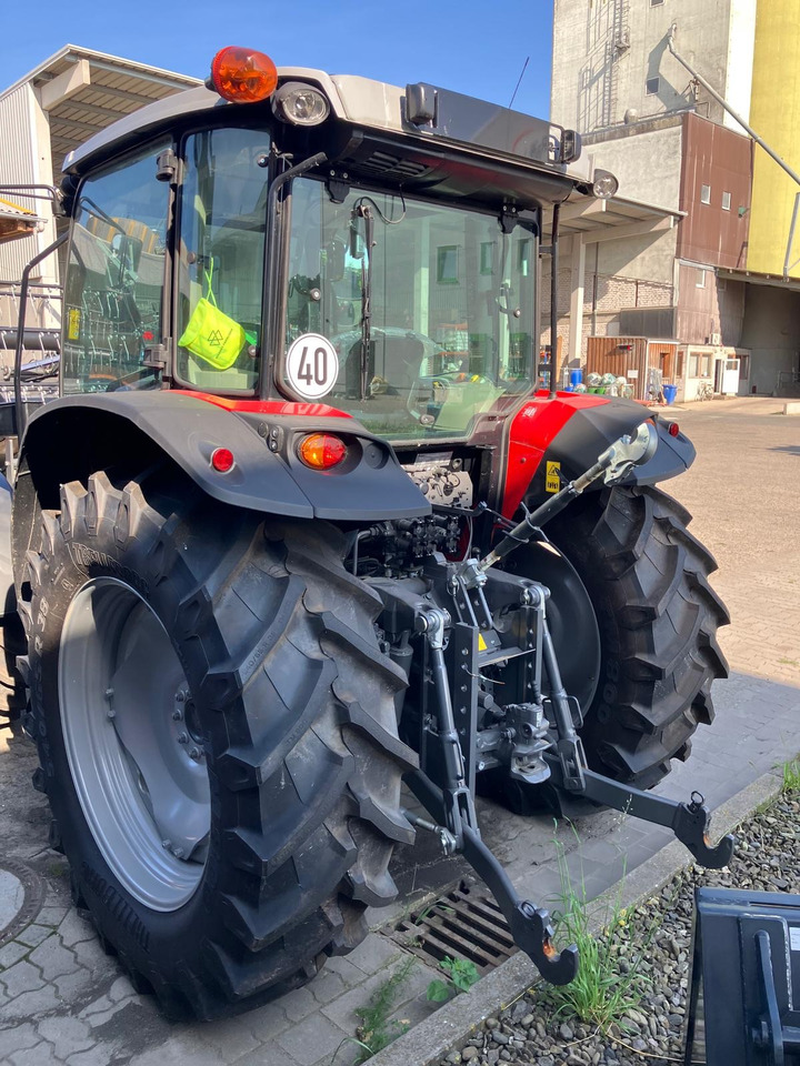 Massey Ferguson 5713 M 4WD Cab Essential - Traktor: slika Massey Ferguson 5713 M 4WD Cab Essential - Traktor Massey Ferguson 5713 M 4WD Cab Essential - Traktor: slika Massey Ferguson 5713 M 4WD Cab Essential - Traktor