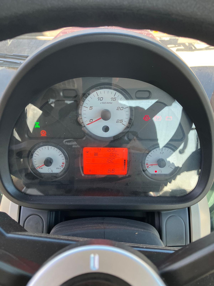 Massey Ferguson 5713 M 4WD Cab Essential - Traktor: slika Massey Ferguson 5713 M 4WD Cab Essential - Traktor Massey Ferguson 5713 M 4WD Cab Essential - Traktor: slika Massey Ferguson 5713 M 4WD Cab Essential - Traktor