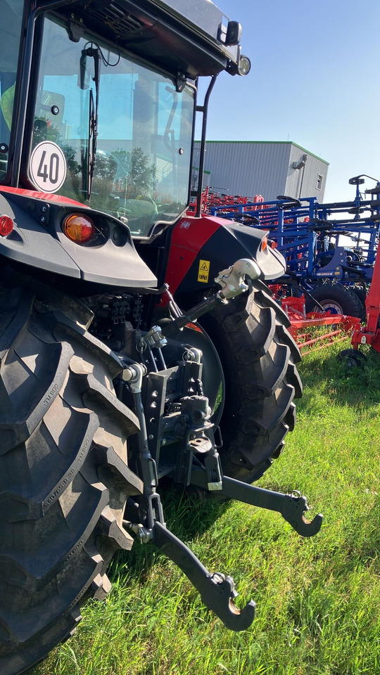 Massey Ferguson 5713M 4WD Cab Essential - Traktor: slika Massey Ferguson 5713M 4WD Cab Essential - Traktor Massey Ferguson 5713M 4WD Cab Essential - Traktor: slika Massey Ferguson 5713M 4WD Cab Essential - Traktor