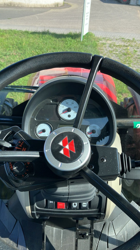 Massey Ferguson 5713M 4WD Cab Essential - Traktor: slika Massey Ferguson 5713M 4WD Cab Essential - Traktor Massey Ferguson 5713M 4WD Cab Essential - Traktor: slika Massey Ferguson 5713M 4WD Cab Essential - Traktor
