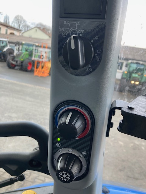New Holland T5.100 - Traktor: slika New Holland T5.100 - Traktor New Holland T5.100 - Traktor: slika New Holland T5.100 - Traktor