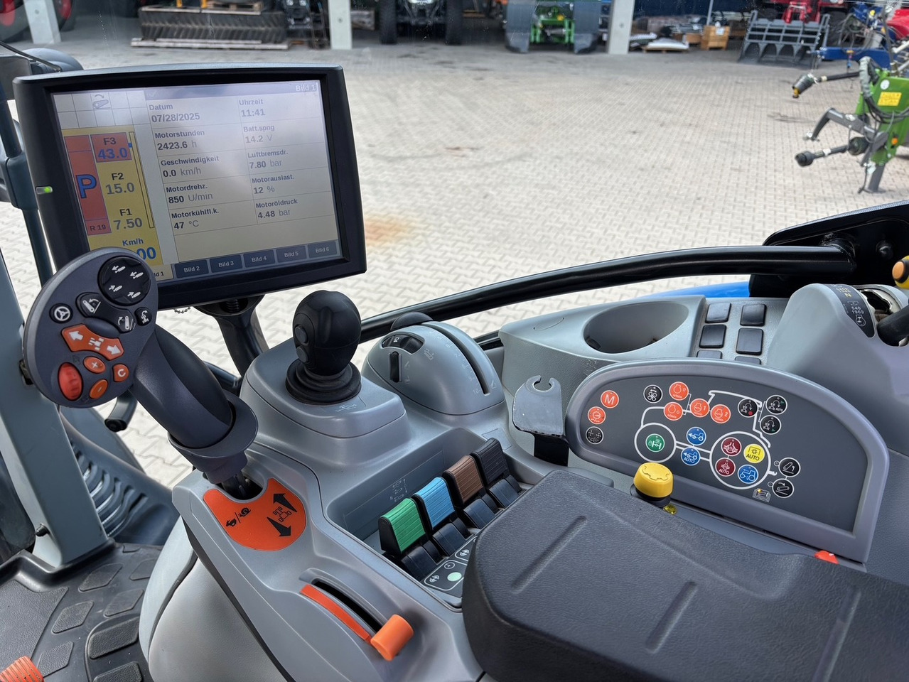New Holland T6.140 Auto Command - Traktor: slika New Holland T6.140 Auto Command - Traktor New Holland T6.140 Auto Command - Traktor: slika New Holland T6.140 Auto Command - Traktor