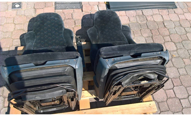 DAF XF 95 XF 105 CF 85 CF 75 - Sjedalo za Kamion: slika DAF XF 95 XF 105 CF 85 CF 75 - Sjedalo za Kamion DAF XF 95 XF 105 CF 85 CF 75 - Sjedalo za Kamion: slika DAF XF 95 XF 105 CF 85 CF 75 - Sjedalo za Kamion