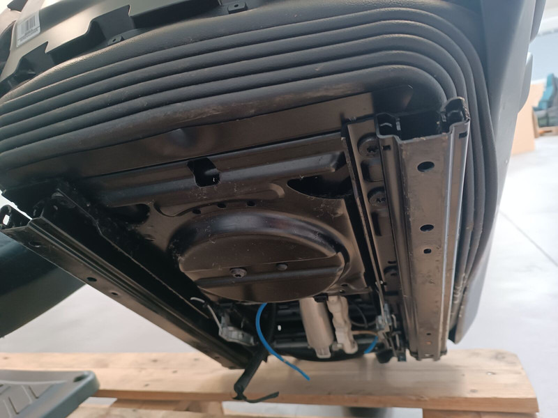 Mercedes-Benz RH+LH - DX+SX - Sjedalo za Kamion: slika Mercedes-Benz RH+LH - DX+SX - Sjedalo za Kamion Mercedes-Benz RH+LH - DX+SX - Sjedalo za Kamion: slika Mercedes-Benz RH+LH - DX+SX - Sjedalo za Kamion