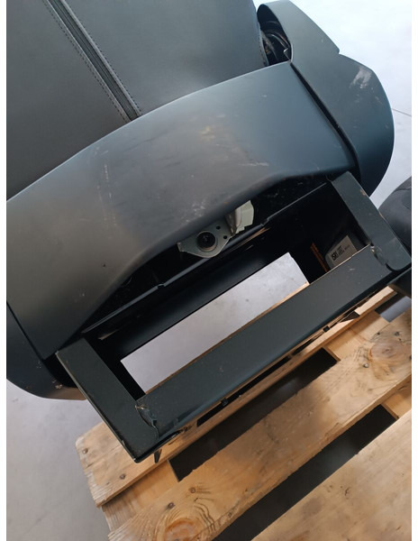 Mercedes-Benz RH+LH - DX+SX - Sjedalo za Kamion: slika Mercedes-Benz RH+LH - DX+SX - Sjedalo za Kamion Mercedes-Benz RH+LH - DX+SX - Sjedalo za Kamion: slika Mercedes-Benz RH+LH - DX+SX - Sjedalo za Kamion