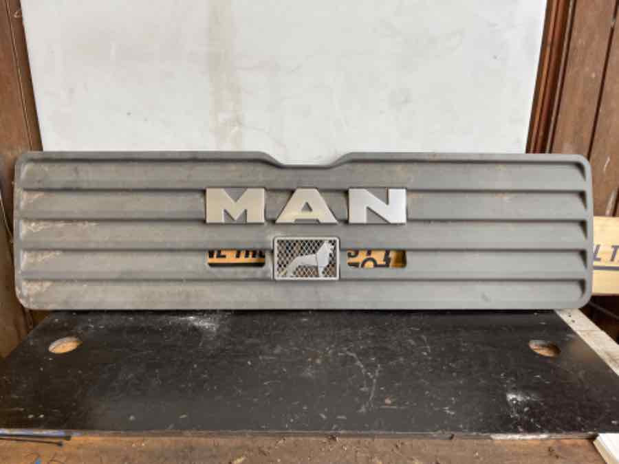 MAN F2000 FRONT GRILL 81.61150-0110 - Karoserija i eksterijer za Kamion: slika MAN F2000 FRONT GRILL 81.61150-0110 - Karoserija i eksterijer za Kamion MAN F2000 FRONT GRILL 81.61150-0110 - Karoserija i eksterijer za Kamion: slika MAN F2000 FRONT GRILL 81.61150-0110 - Karoserija i eksterijer za Kamion