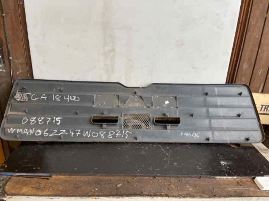 MAN F2000 FRONT GRILL 81.61150-0110 - Karoserija i eksterijer za Kamion: slika MAN F2000 FRONT GRILL 81.61150-0110 - Karoserija i eksterijer za Kamion MAN F2000 FRONT GRILL 81.61150-0110 - Karoserija i eksterijer za Kamion: slika MAN F2000 FRONT GRILL 81.61150-0110 - Karoserija i eksterijer za Kamion