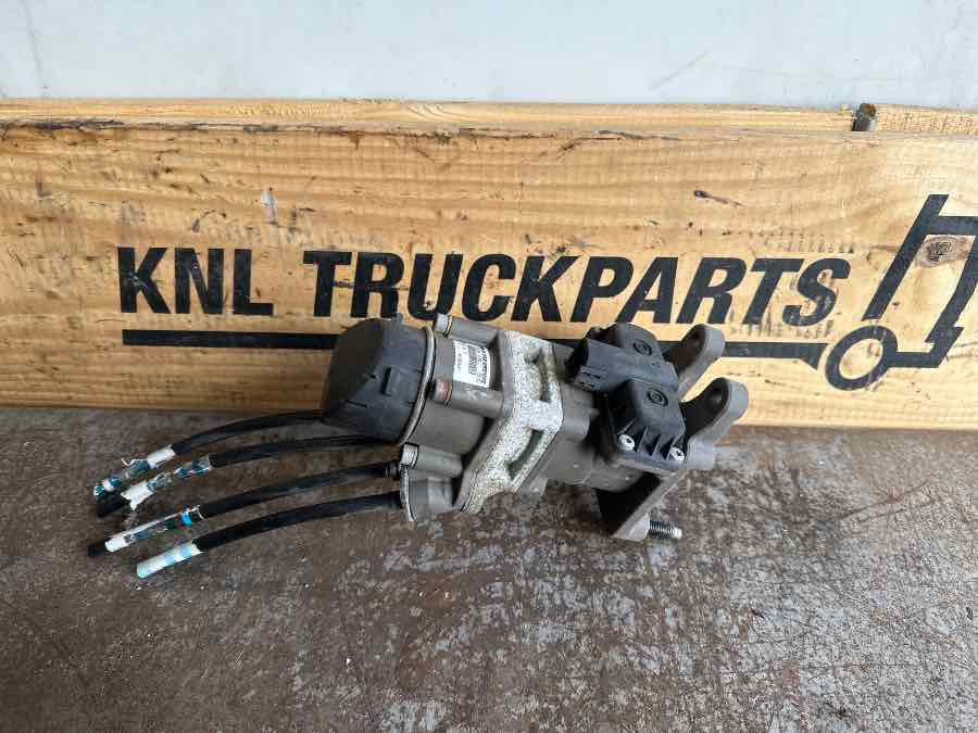 VOLVO FOOT BRAKE VALVE 21390592 - Kočioni ventil za Kamion: slika VOLVO FOOT BRAKE VALVE 21390592 - Kočioni ventil za Kamion VOLVO FOOT BRAKE VALVE 21390592 - Kočioni ventil za Kamion: slika VOLVO FOOT BRAKE VALVE 21390592 - Kočioni ventil za Kamion