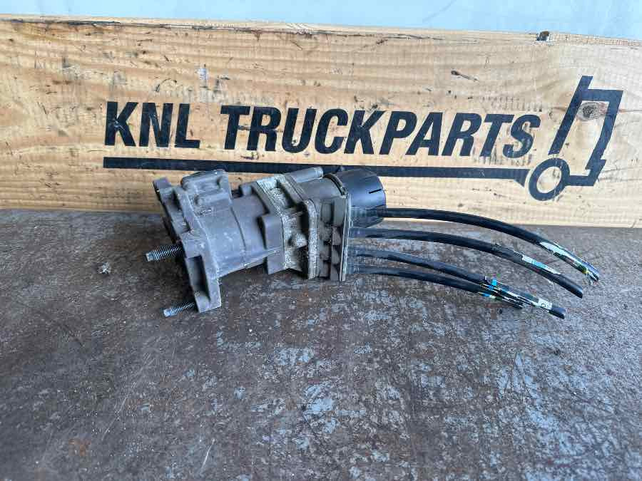 VOLVO FOOT BRAKE VALVE 21390592 - Kočioni ventil za Kamion: slika VOLVO FOOT BRAKE VALVE 21390592 - Kočioni ventil za Kamion VOLVO FOOT BRAKE VALVE 21390592 - Kočioni ventil za Kamion: slika VOLVO FOOT BRAKE VALVE 21390592 - Kočioni ventil za Kamion