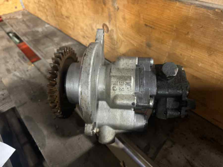 VOLVO STEERING PUMP 21110365 - Upravljački mehanizam za Kamion: slika VOLVO STEERING PUMP 21110365 - Upravljački mehanizam za Kamion VOLVO STEERING PUMP 21110365 - Upravljački mehanizam za Kamion: slika VOLVO STEERING PUMP 21110365 - Upravljački mehanizam za Kamion