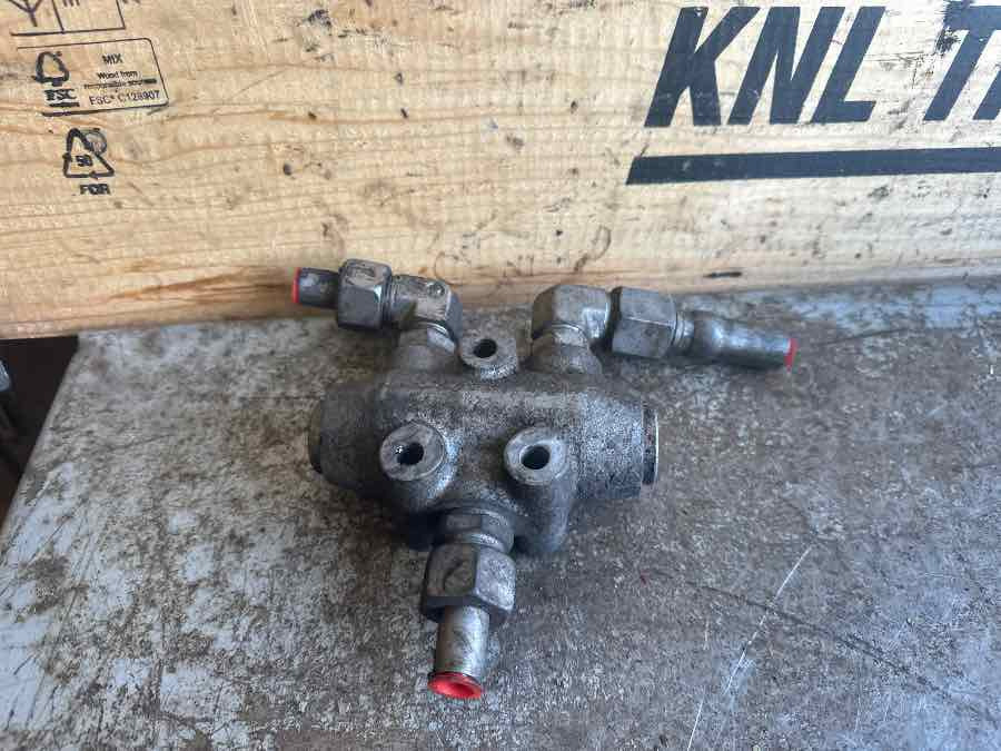 VOLVO STEERING VALVE 20757513 - Kočioni ventil za Kamion: slika VOLVO STEERING VALVE 20757513 - Kočioni ventil za Kamion VOLVO STEERING VALVE 20757513 - Kočioni ventil za Kamion: slika VOLVO STEERING VALVE 20757513 - Kočioni ventil za Kamion