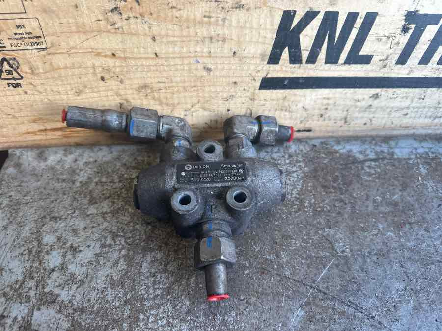 VOLVO STEERING VALVE 20757513 - Kočioni ventil za Kamion: slika VOLVO STEERING VALVE 20757513 - Kočioni ventil za Kamion VOLVO STEERING VALVE 20757513 - Kočioni ventil za Kamion: slika VOLVO STEERING VALVE 20757513 - Kočioni ventil za Kamion