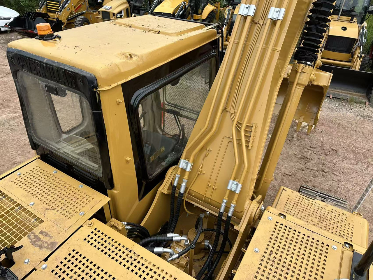 CATERPILLAR 320BL crawler excavator - Bager: slika CATERPILLAR 320BL crawler excavator - Bager CATERPILLAR 320BL crawler excavator - Bager: slika CATERPILLAR 320BL crawler excavator - Bager