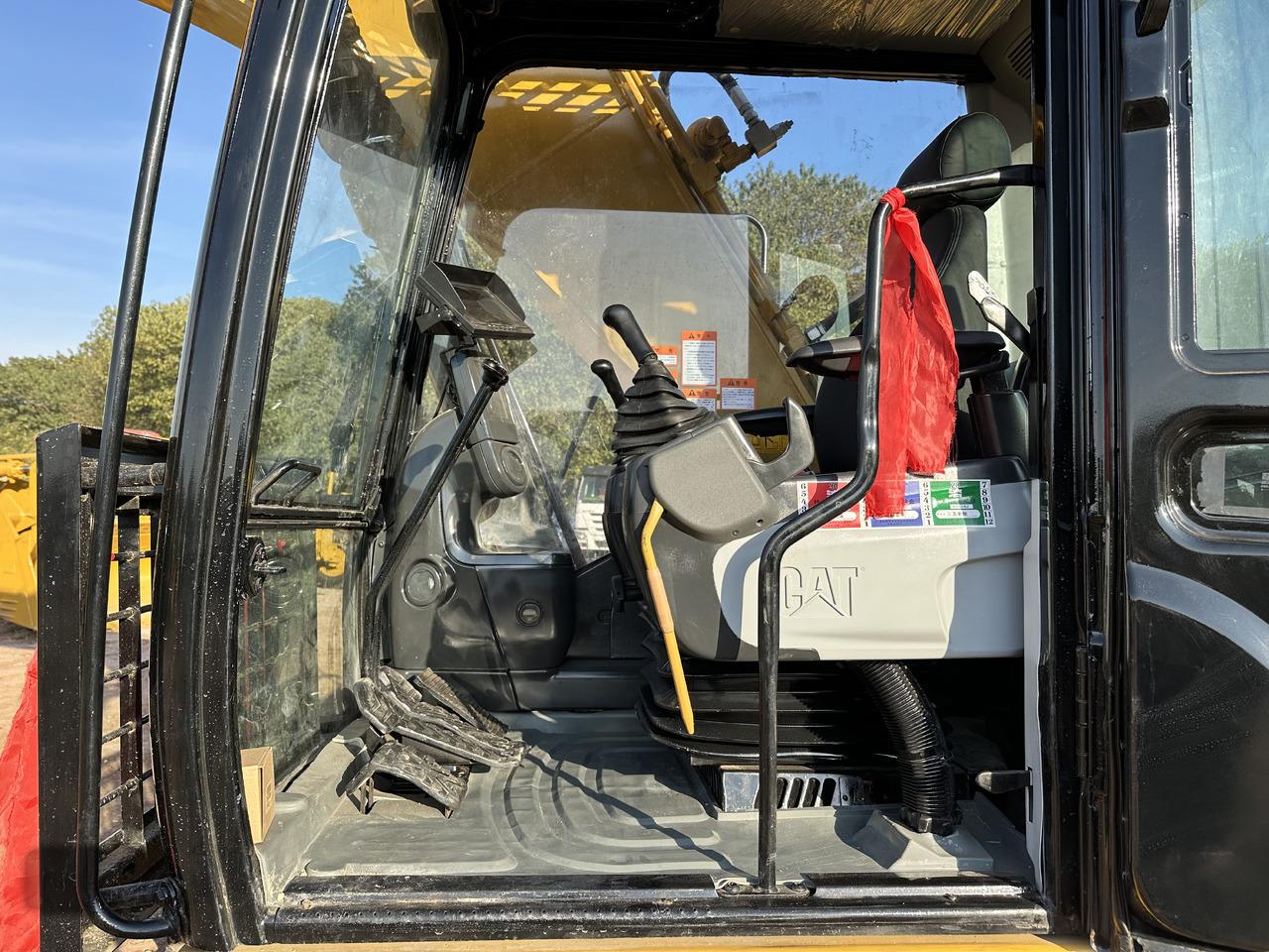 Bager gusjeničar CATERPILLAR 320DL: slika Bager gusjeničar CATERPILLAR 320DL