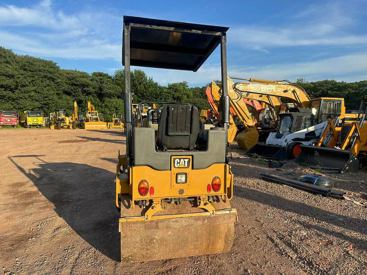 Zakup CATERPILLAR CB24B CATERPILLAR CB24B: slika Zakup CATERPILLAR CB24B CATERPILLAR CB24B
