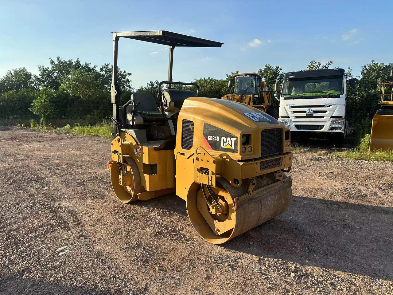 CATERPILLAR CB24B - Valjak: slika CATERPILLAR CB24B - Valjak CATERPILLAR CB24B - Valjak: slika CATERPILLAR CB24B - Valjak