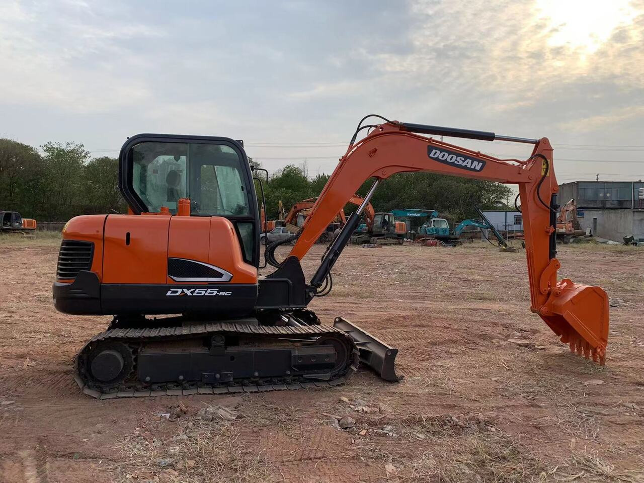 DOOSAN DX55 - Bager: slika DOOSAN DX55 - Bager DOOSAN DX55 - Bager: slika DOOSAN DX55 - Bager