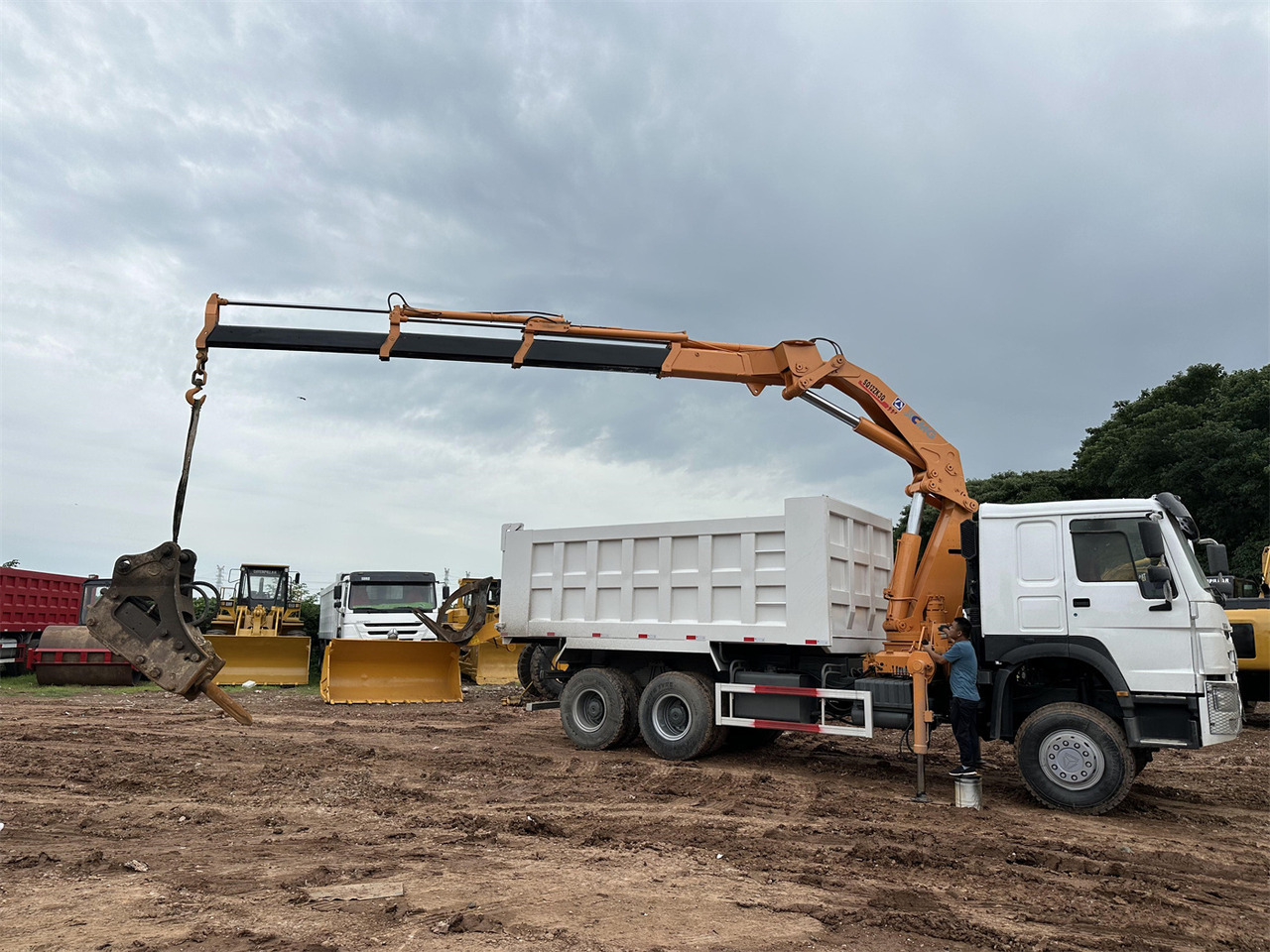 HOWO 371 Mounted Crane Dump truck - Kamion s kranom: slika HOWO 371 Mounted Crane Dump truck - Kamion s kranom HOWO 371 Mounted Crane Dump truck - Kamion s kranom: slika HOWO 371 Mounted Crane Dump truck - Kamion s kranom