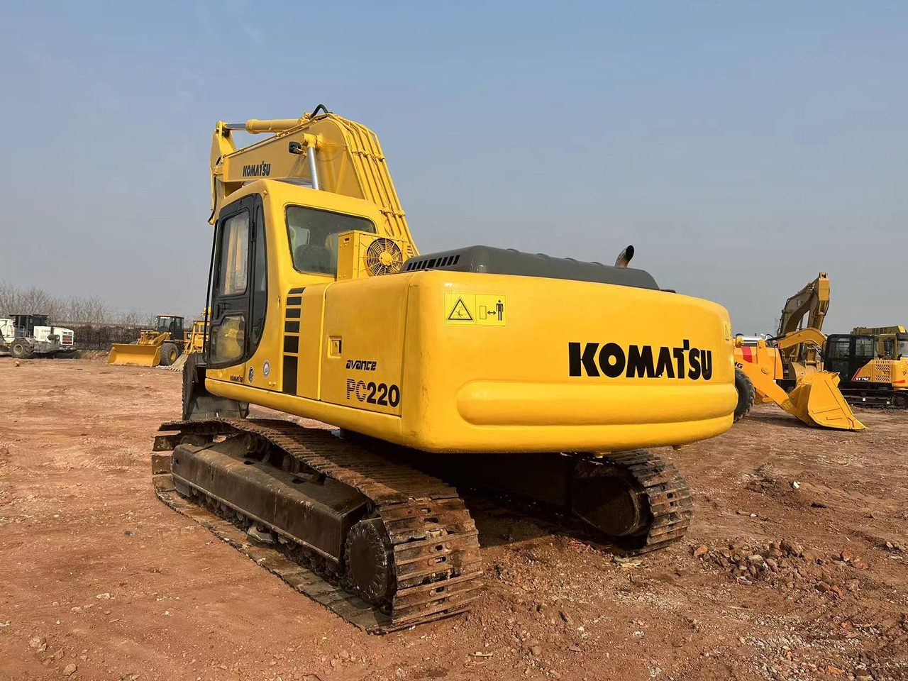 KOMATSU PC220-6 - Bager gusjeničar: slika KOMATSU PC220-6 - Bager gusjeničar KOMATSU PC220-6 - Bager gusjeničar: slika KOMATSU PC220-6 - Bager gusjeničar