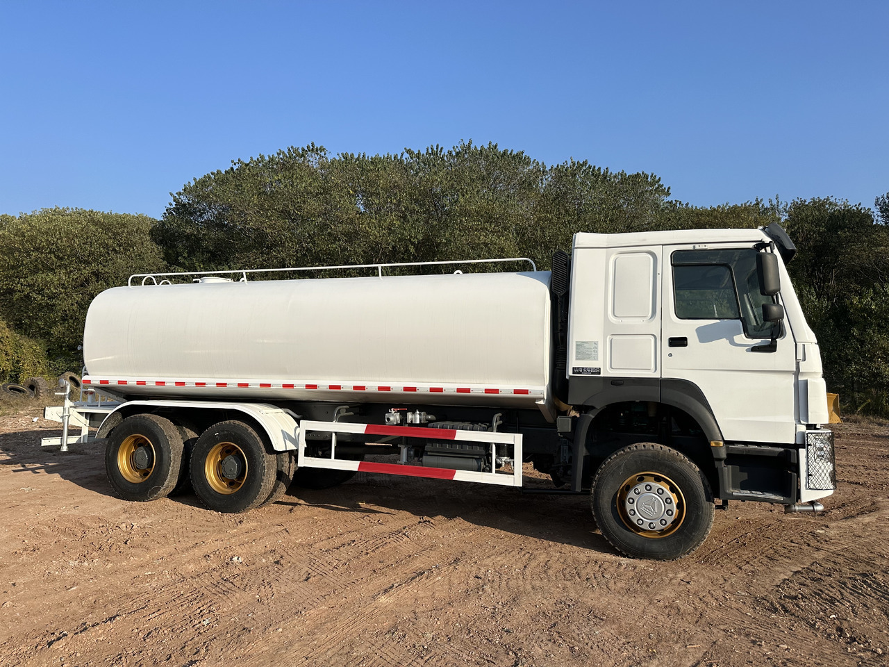 SINOTRUK HOWO 371 Water Tanker Truck - Kamion cisterna: slika SINOTRUK HOWO 371 Water Tanker Truck - Kamion cisterna SINOTRUK HOWO 371 Water Tanker Truck - Kamion cisterna: slika SINOTRUK HOWO 371 Water Tanker Truck - Kamion cisterna