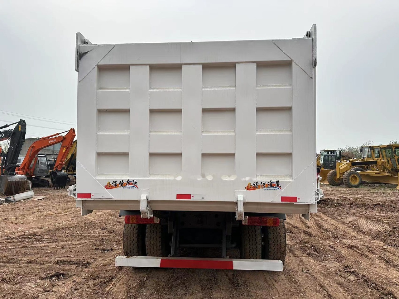Kiper SINOTRUK HOWO 371 with Bumper: slika Kiper SINOTRUK HOWO 371 with Bumper