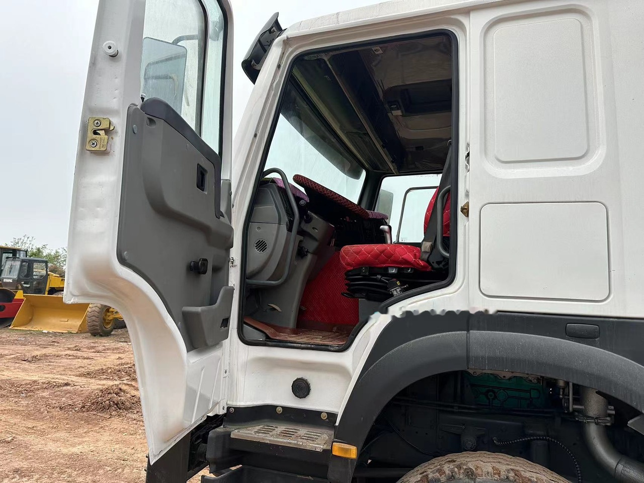 Kiper SINOTRUK HOWO 371 with Bumper: slika Kiper SINOTRUK HOWO 371 with Bumper