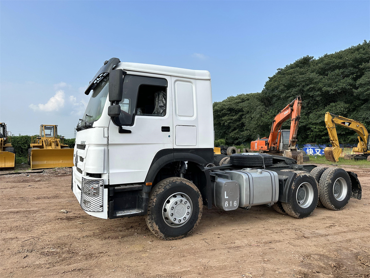 SINOTRUK HOWO 371 Tractor 6X4 - Tegljač: slika SINOTRUK HOWO 371 Tractor 6X4 - Tegljač SINOTRUK HOWO 371 Tractor 6X4 - Tegljač: slika SINOTRUK HOWO 371 Tractor 6X4 - Tegljač