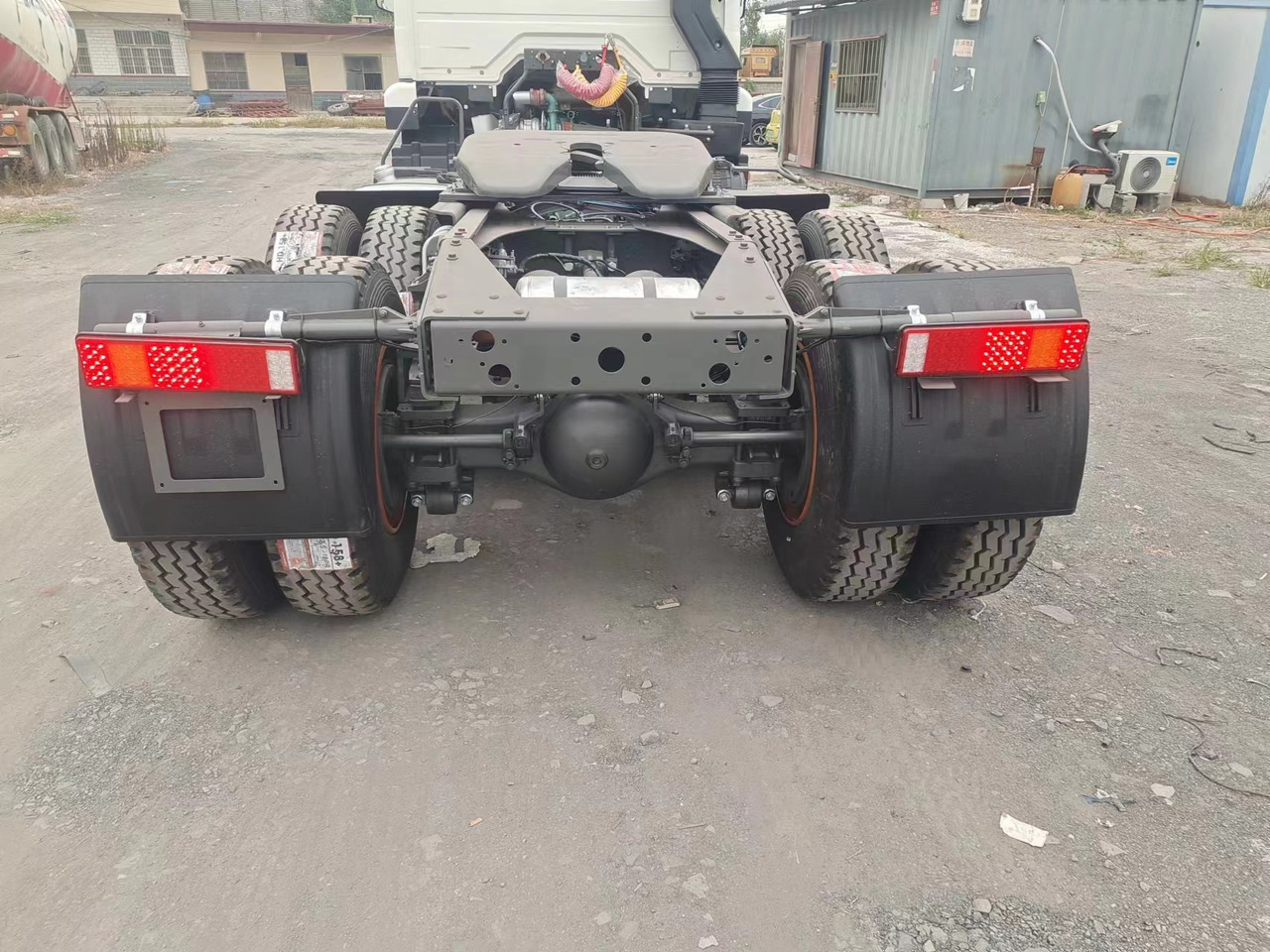 SINOTRUK HOWO 371hp 6X4 Tractor unit - Tegljač: slika SINOTRUK HOWO 371hp 6X4 Tractor unit - Tegljač SINOTRUK HOWO 371hp 6X4 Tractor unit - Tegljač: slika SINOTRUK HOWO 371hp 6X4 Tractor unit - Tegljač