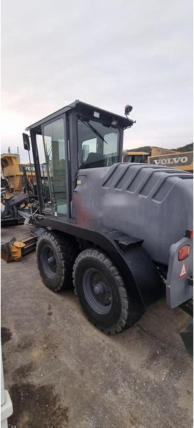 New Holland F 106.6 - Grejder: slika New Holland F 106.6 - Grejder New Holland F 106.6 - Grejder: slika New Holland F 106.6 - Grejder