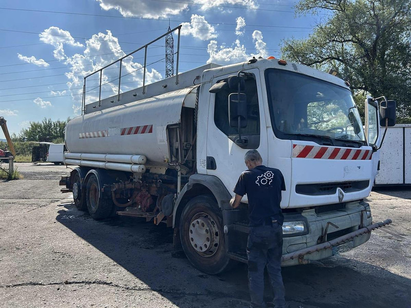 Renault 320 - Kamion cisterna: slika Renault 320 - Kamion cisterna Renault 320 - Kamion cisterna: slika Renault 320 - Kamion cisterna