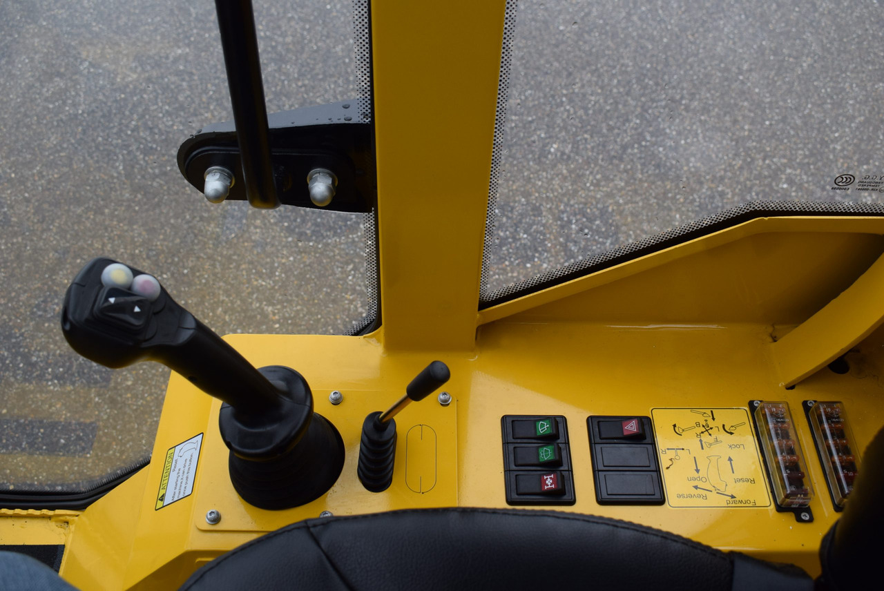 Eurotrac W13 Radlader Hoflader - Zglobni utovarivač: slika Eurotrac W13 Radlader Hoflader - Zglobni utovarivač Eurotrac W13 Radlader Hoflader - Zglobni utovarivač: slika Eurotrac W13 Radlader Hoflader - Zglobni utovarivač