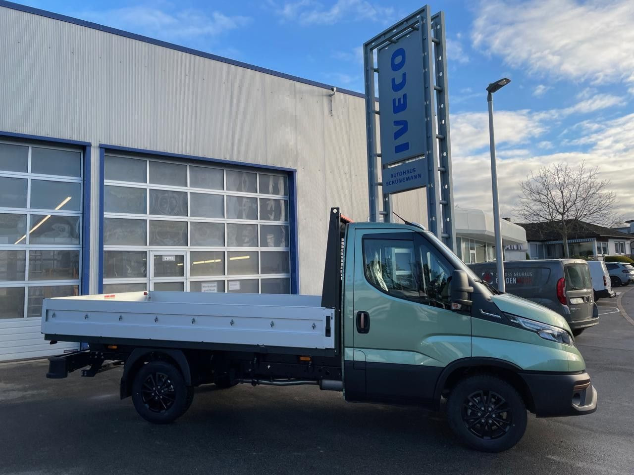 Iveco Daily 35S14A8 Euro6 Klima AHK Navi ZV Iveco Daily 35S14A8 Euro6 Klima AHK Navi ZV - Dostavno vozilo s ravnom platformom: slika Iveco Daily 35S14A8 Euro6 Klima AHK Navi ZV Iveco Daily 35S14A8 Euro6 Klima AHK Navi ZV - Dostavno vozilo s ravnom platformom Iveco Daily 35S14A8 Euro6 Klima AHK Navi ZV Iveco Daily 35S14A8 Euro6 Klima AHK Navi ZV - Dostavno vozilo s ravnom platformom: slika Iveco Daily 35S14A8 Euro6 Klima AHK Navi ZV Iveco Daily 35S14A8 Euro6 Klima AHK Navi ZV - Dostavno vozilo s ravnom platformom