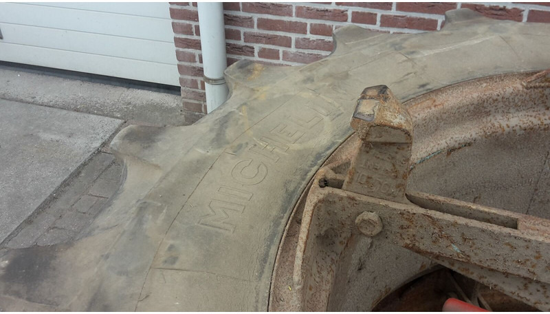 Dubbellucht 34 inch - Gume i felge: slika Dubbellucht 34 inch - Gume i felge Dubbellucht 34 inch - Gume i felge: slika Dubbellucht 34 inch - Gume i felge