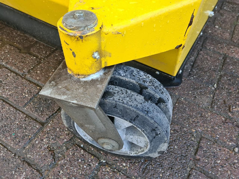 Metla MTS bezem met lepel insteek: slika Metla MTS bezem met lepel insteek