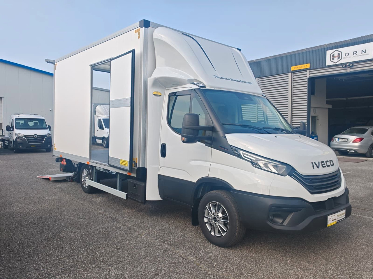 Iveco Daily 35S18 Koffer + LBW Navi/ACC Tempomat - Dostavno vozilo sa zatvorenim sandukom: slika Iveco Daily 35S18 Koffer + LBW Navi/ACC Tempomat - Dostavno vozilo sa zatvorenim sandukom Iveco Daily 35S18 Koffer + LBW Navi/ACC Tempomat - Dostavno vozilo sa zatvorenim sandukom: slika Iveco Daily 35S18 Koffer + LBW Navi/ACC Tempomat - Dostavno vozilo sa zatvorenim sandukom