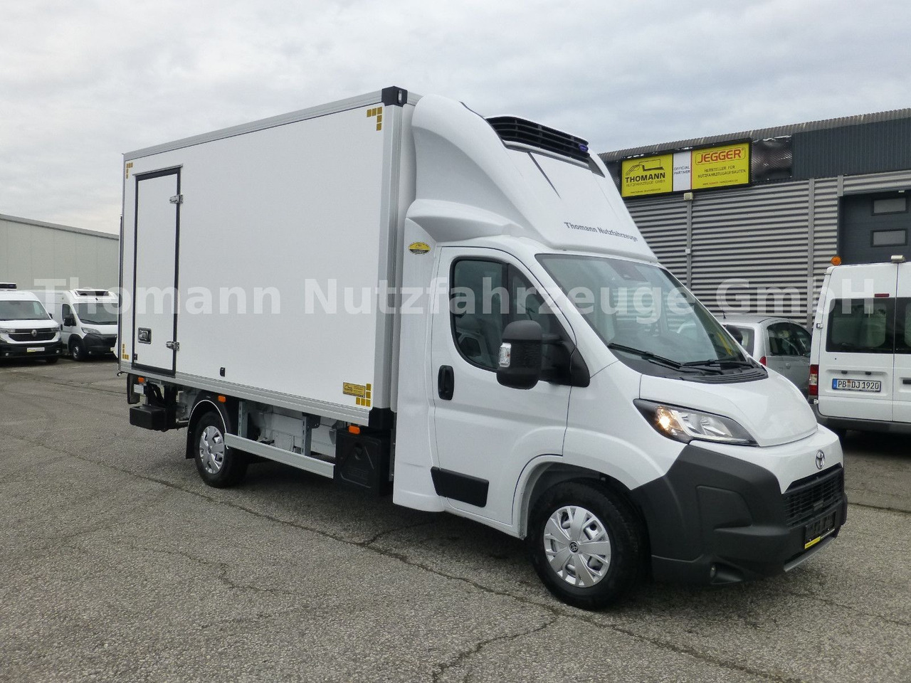 Toyota PROACE MAX Kühlkoffer LBW Xarios 300GH Aut. Navi - Dostavno vozilo hladnjača: slika Toyota PROACE MAX Kühlkoffer LBW Xarios 300GH Aut. Navi - Dostavno vozilo hladnjača Toyota PROACE MAX Kühlkoffer LBW Xarios 300GH Aut. Navi - Dostavno vozilo hladnjača: slika Toyota PROACE MAX Kühlkoffer LBW Xarios 300GH Aut. Navi - Dostavno vozilo hladnjača