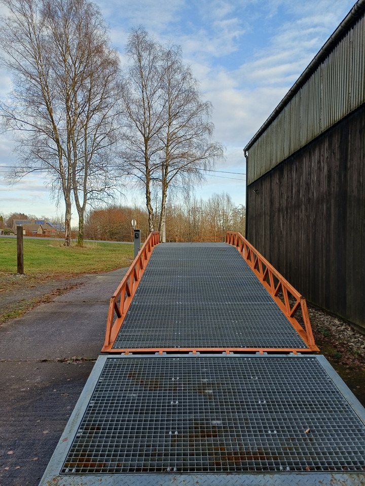 Saurus - Utovarna rampa: slika Saurus - Utovarna rampa Saurus - Utovarna rampa: slika Saurus - Utovarna rampa