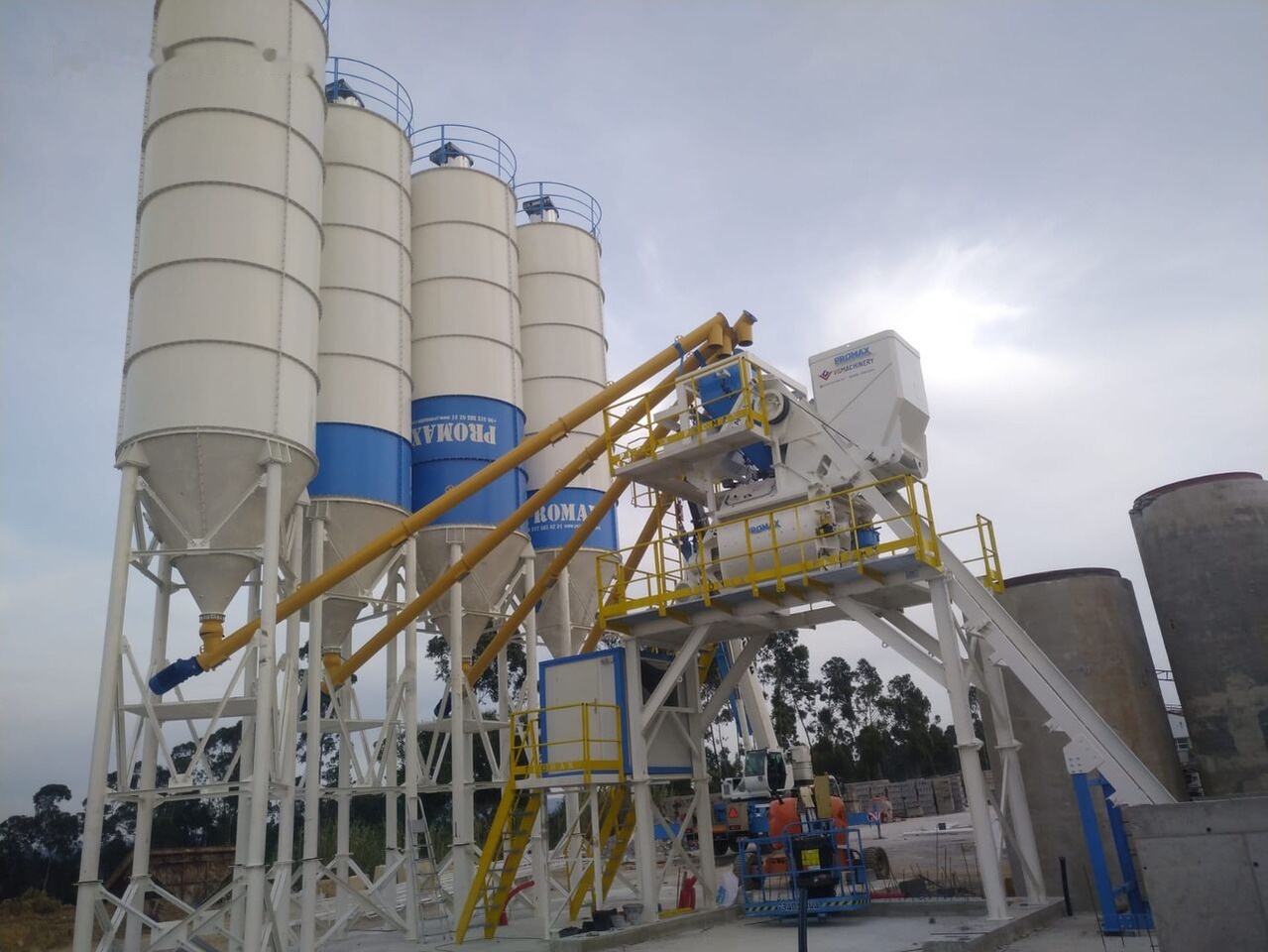Promax Compact Skip Concrete Batching Plant CS100-TWN-LINE (100m3/h) - Silos za cement: slika Promax Compact Skip Concrete Batching Plant CS100-TWN-LINE (100m3/h) - Silos za cement Promax Compact Skip Concrete Batching Plant CS100-TWN-LINE (100m3/h) - Silos za cement: slika Promax Compact Skip Concrete Batching Plant CS100-TWN-LINE (100m3/h) - Silos za cement