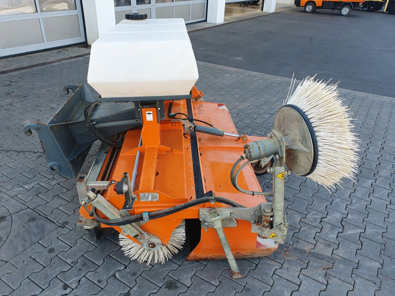 Bema 25 Dual Kehrmaschine / 2.050 mm / 2020 - Metla: slika Bema 25 Dual Kehrmaschine / 2.050 mm / 2020 - Metla Bema 25 Dual Kehrmaschine / 2.050 mm / 2020 - Metla: slika Bema 25 Dual Kehrmaschine / 2.050 mm / 2020 - Metla