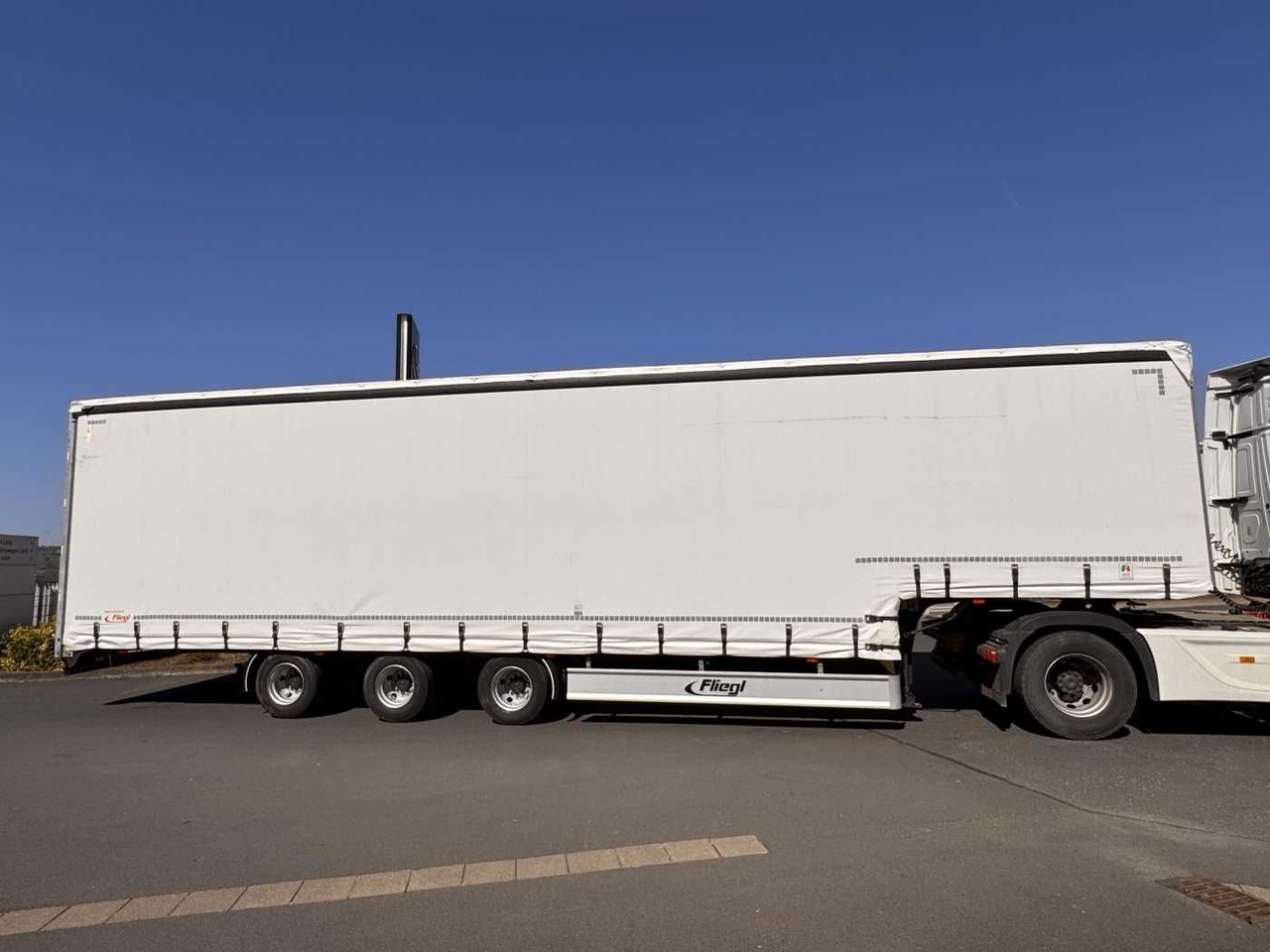 Fliegl SDS 350 Schiebeplane+Verdeck XL SAF 20.900Km - Poluprikolica s ceradom: slika Fliegl SDS 350 Schiebeplane+Verdeck XL SAF 20.900Km - Poluprikolica s ceradom Fliegl SDS 350 Schiebeplane+Verdeck XL SAF 20.900Km - Poluprikolica s ceradom: slika Fliegl SDS 350 Schiebeplane+Verdeck XL SAF 20.900Km - Poluprikolica s ceradom
