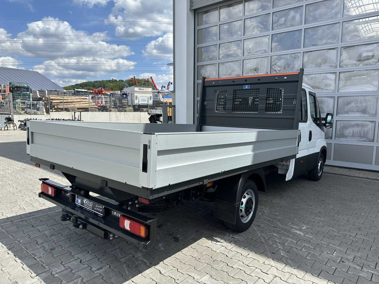 Iveco Daily 35S16 H 3.0L *R3.750mm*AHK*Automatik* 2x - Dostavno vozilo s ravnom platformom: slika Iveco Daily 35S16 H 3.0L *R3.750mm*AHK*Automatik* 2x - Dostavno vozilo s ravnom platformom Iveco Daily 35S16 H 3.0L *R3.750mm*AHK*Automatik* 2x - Dostavno vozilo s ravnom platformom: slika Iveco Daily 35S16 H 3.0L *R3.750mm*AHK*Automatik* 2x - Dostavno vozilo s ravnom platformom