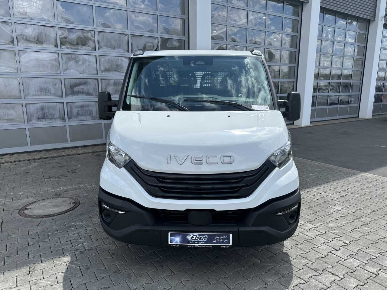 Iveco Daily 35S16 H 3.0L *R3.750mm*AHK*Automatik* 2x - Dostavno vozilo s ravnom platformom: slika Iveco Daily 35S16 H 3.0L *R3.750mm*AHK*Automatik* 2x - Dostavno vozilo s ravnom platformom Iveco Daily 35S16 H 3.0L *R3.750mm*AHK*Automatik* 2x - Dostavno vozilo s ravnom platformom: slika Iveco Daily 35S16 H 3.0L *R3.750mm*AHK*Automatik* 2x - Dostavno vozilo s ravnom platformom