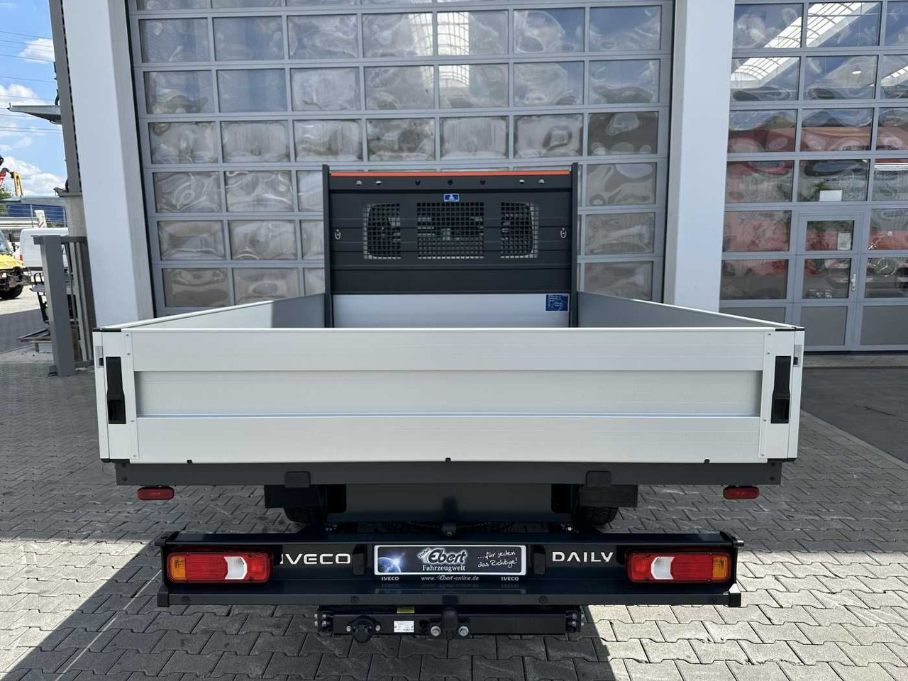 Iveco Daily 35S16 H 3.0L *R3.750mm*AHK*Automatik* 2x - Dostavno vozilo s ravnom platformom: slika Iveco Daily 35S16 H 3.0L *R3.750mm*AHK*Automatik* 2x - Dostavno vozilo s ravnom platformom Iveco Daily 35S16 H 3.0L *R3.750mm*AHK*Automatik* 2x - Dostavno vozilo s ravnom platformom: slika Iveco Daily 35S16 H 3.0L *R3.750mm*AHK*Automatik* 2x - Dostavno vozilo s ravnom platformom