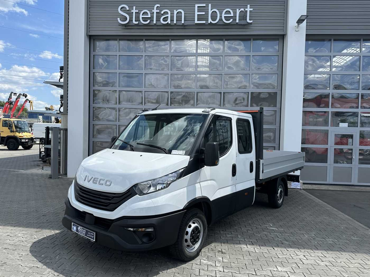 Iveco Daily 35S16 H 3.0L *R3.750mm*AHK*Automatik* 2x - Dostavno vozilo s ravnom platformom: slika Iveco Daily 35S16 H 3.0L *R3.750mm*AHK*Automatik* 2x - Dostavno vozilo s ravnom platformom Iveco Daily 35S16 H 3.0L *R3.750mm*AHK*Automatik* 2x - Dostavno vozilo s ravnom platformom: slika Iveco Daily 35S16 H 3.0L *R3.750mm*AHK*Automatik* 2x - Dostavno vozilo s ravnom platformom