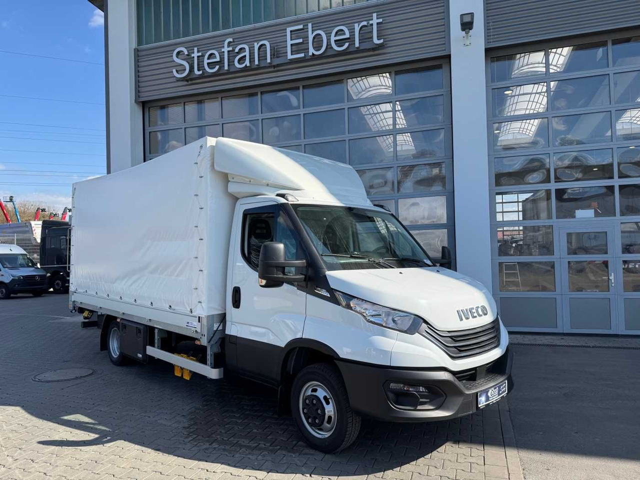 Iveco Daily 50C16 HA8 Pritsche+Plane *LBW* 3x - Dostavno vozilo s ceradom: slika Iveco Daily 50C16 HA8 Pritsche+Plane *LBW* 3x - Dostavno vozilo s ceradom Iveco Daily 50C16 HA8 Pritsche+Plane *LBW* 3x - Dostavno vozilo s ceradom: slika Iveco Daily 50C16 HA8 Pritsche+Plane *LBW* 3x - Dostavno vozilo s ceradom
