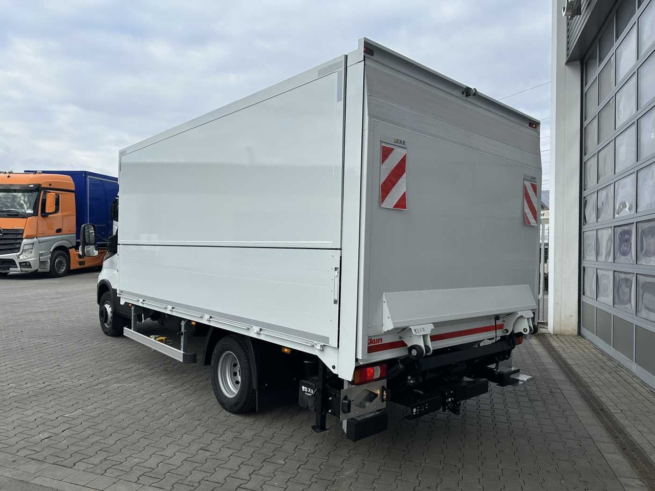 Iveco Daily 70C18 HA8 *LBW*Schwenkwandkoffer* - Dostavno vozilo sa zatvorenim sandukom: slika Iveco Daily 70C18 HA8 *LBW*Schwenkwandkoffer* - Dostavno vozilo sa zatvorenim sandukom Iveco Daily 70C18 HA8 *LBW*Schwenkwandkoffer* - Dostavno vozilo sa zatvorenim sandukom: slika Iveco Daily 70C18 HA8 *LBW*Schwenkwandkoffer* - Dostavno vozilo sa zatvorenim sandukom