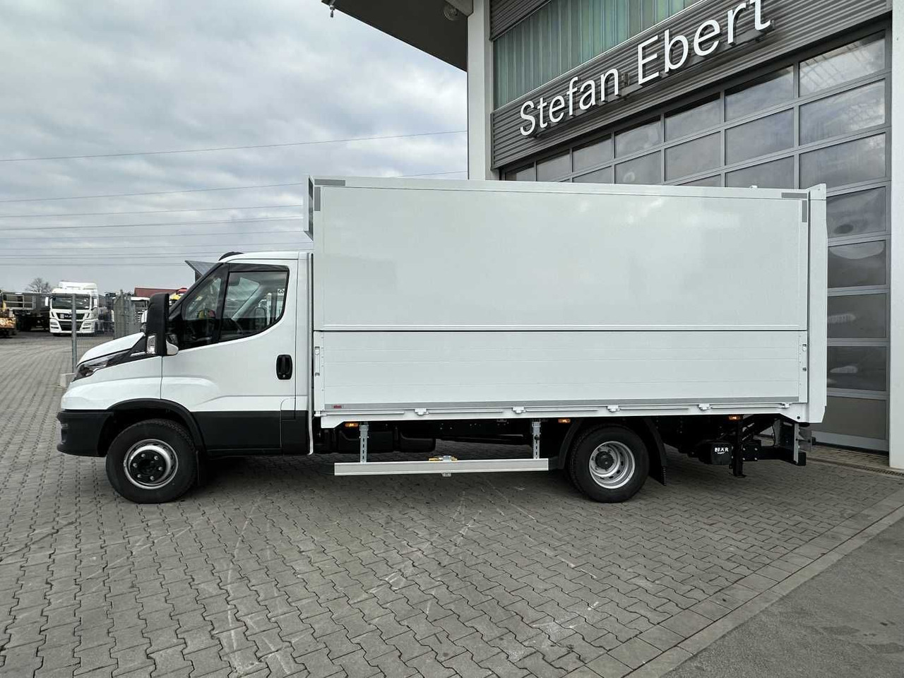 Iveco Daily 70C18 HA8 *LBW*Schwenkwandkoffer* - Dostavno vozilo sa zatvorenim sandukom: slika Iveco Daily 70C18 HA8 *LBW*Schwenkwandkoffer* - Dostavno vozilo sa zatvorenim sandukom Iveco Daily 70C18 HA8 *LBW*Schwenkwandkoffer* - Dostavno vozilo sa zatvorenim sandukom: slika Iveco Daily 70C18 HA8 *LBW*Schwenkwandkoffer* - Dostavno vozilo sa zatvorenim sandukom