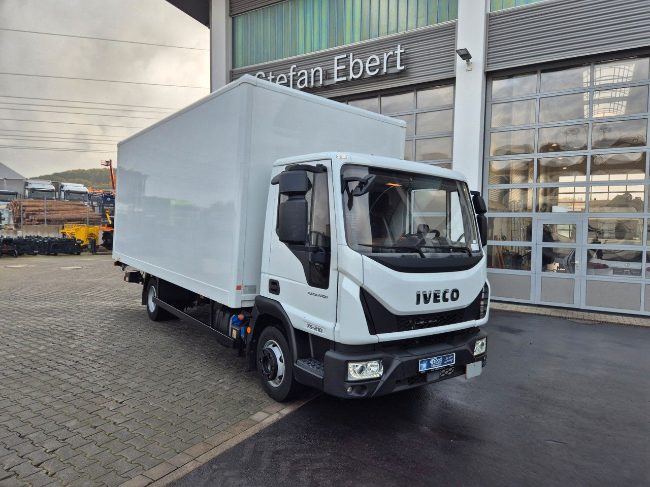Iveco Eurocargo 75-210 Koffer LBW - Dostavno vozilo sa zatvorenim sandukom: slika Iveco Eurocargo 75-210 Koffer LBW - Dostavno vozilo sa zatvorenim sandukom Iveco Eurocargo 75-210 Koffer LBW - Dostavno vozilo sa zatvorenim sandukom: slika Iveco Eurocargo 75-210 Koffer LBW - Dostavno vozilo sa zatvorenim sandukom