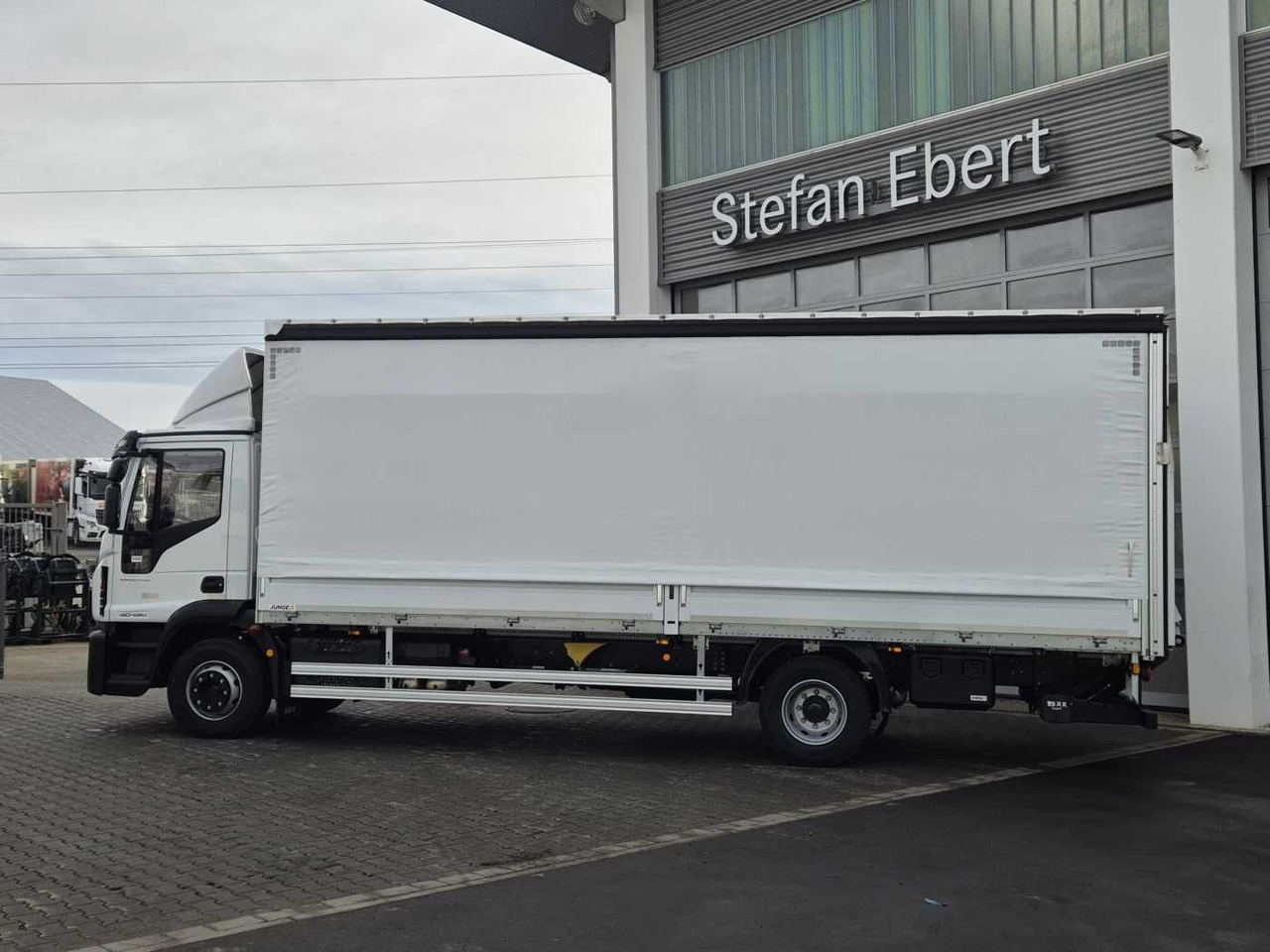 Iveco Eurocargo ML140E28/P LBW Bär Schiebeplane AHK - Kamion s ceradom: slika Iveco Eurocargo ML140E28/P LBW Bär Schiebeplane AHK - Kamion s ceradom Iveco Eurocargo ML140E28/P LBW Bär Schiebeplane AHK - Kamion s ceradom: slika Iveco Eurocargo ML140E28/P LBW Bär Schiebeplane AHK - Kamion s ceradom