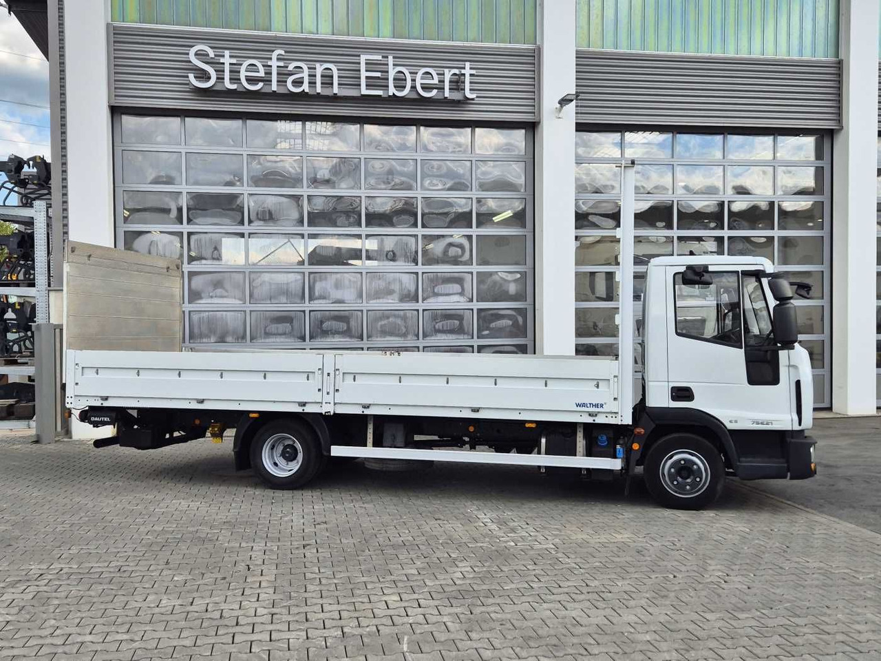 Iveco Eurocargo ML75E21/P Klima Ladebordwand 1.000kg - Dostavno vozilo s ravnom platformom: slika Iveco Eurocargo ML75E21/P Klima Ladebordwand 1.000kg - Dostavno vozilo s ravnom platformom Iveco Eurocargo ML75E21/P Klima Ladebordwand 1.000kg - Dostavno vozilo s ravnom platformom: slika Iveco Eurocargo ML75E21/P Klima Ladebordwand 1.000kg - Dostavno vozilo s ravnom platformom